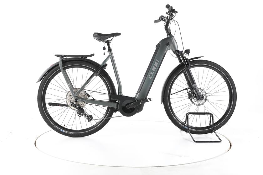 Cube Kathmandu Hybrid Pro 750 Trekking E-bike Lage instap